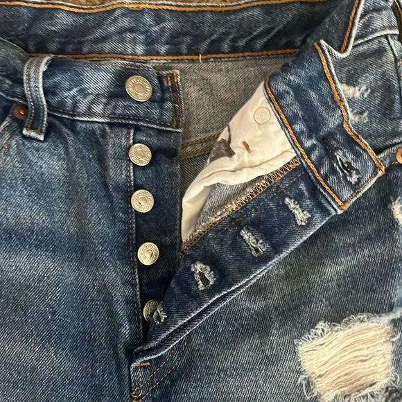 Woman’s Levi’s straight, mid rise, holy, Width:24 length:26 - Picture 4 of 5